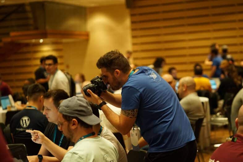 Víctor Saenz as a volunteer at WordCamp Europe 2023